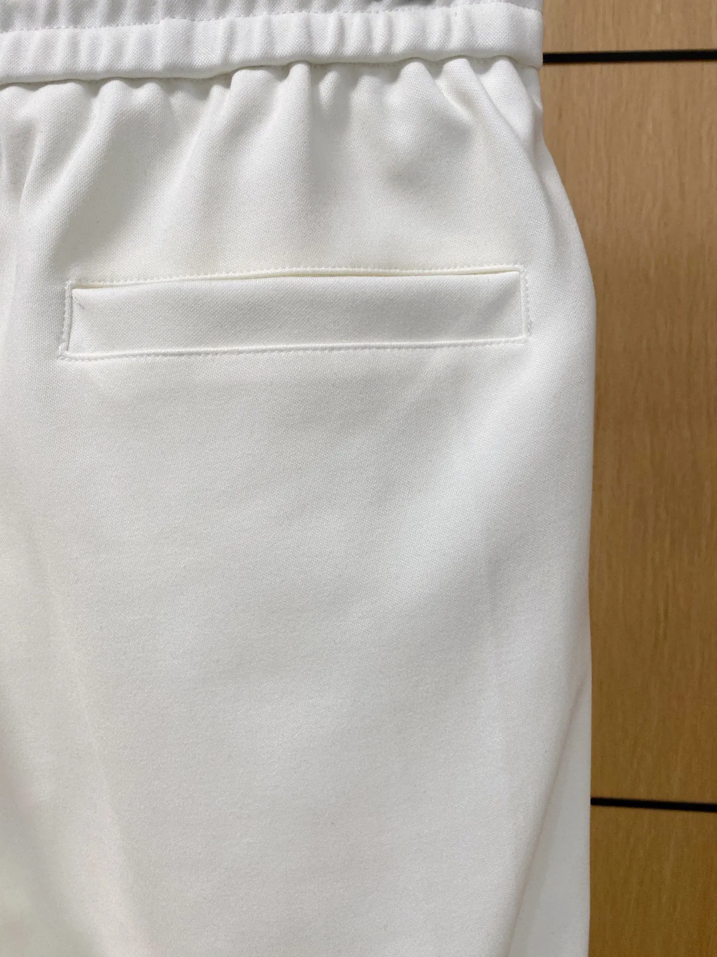 🅿️720 [LV Louis Vuitton] hot-selling suit is coming. Focus on the original version of the official website. 2025 new hot-selling cardigan and sweatshirt suit. The original order is the best. 🇭🇰The meticulous work of top designers. It has a fitting and perfect upper body effect. All-natural high-quality Tencel Roman cotton 100%, close-fitting comfort, noble and elegant! Original hardware embodies elegance and nobility! Counter size: M-3XL (maximum wear up to 190 pounds)